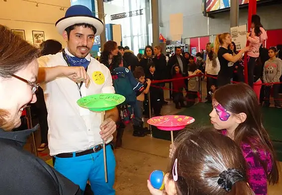 Artiste animant un atelier de cirque pour un groupe d'enfants