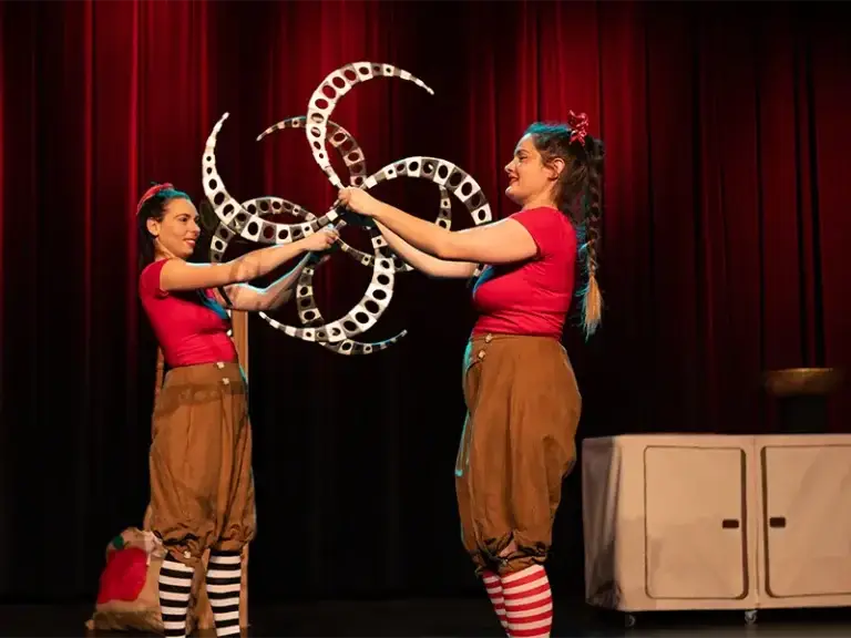 Deux artistes du cirque qui manipulent des objets lors du spectacle CrikOPommes