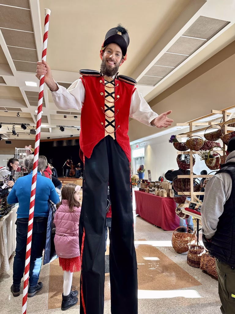 soldat de bois en échasses