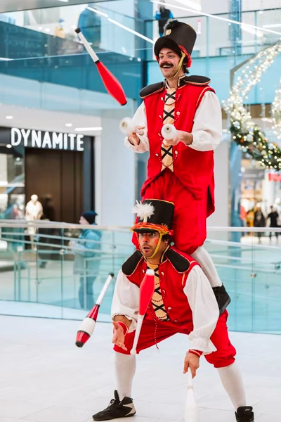 soldats de bois en duo jongleurs