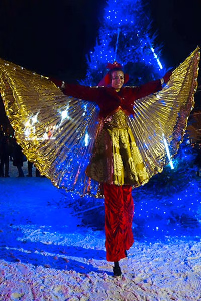 Thalina fee doree avec sapin de noel